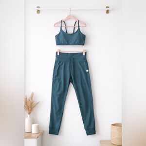 Vuori Yosemite Bra and Daily Leggings